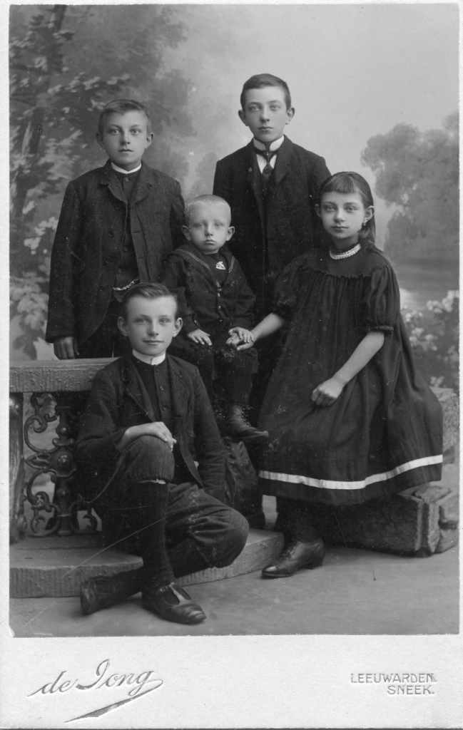 Sybe, Albert, Tjeerd, Joekje en Hendrikus van der Werf (1908) Sybe, Albert, Tjeerd, Joekje en Hendrikus van der Werf (1908)